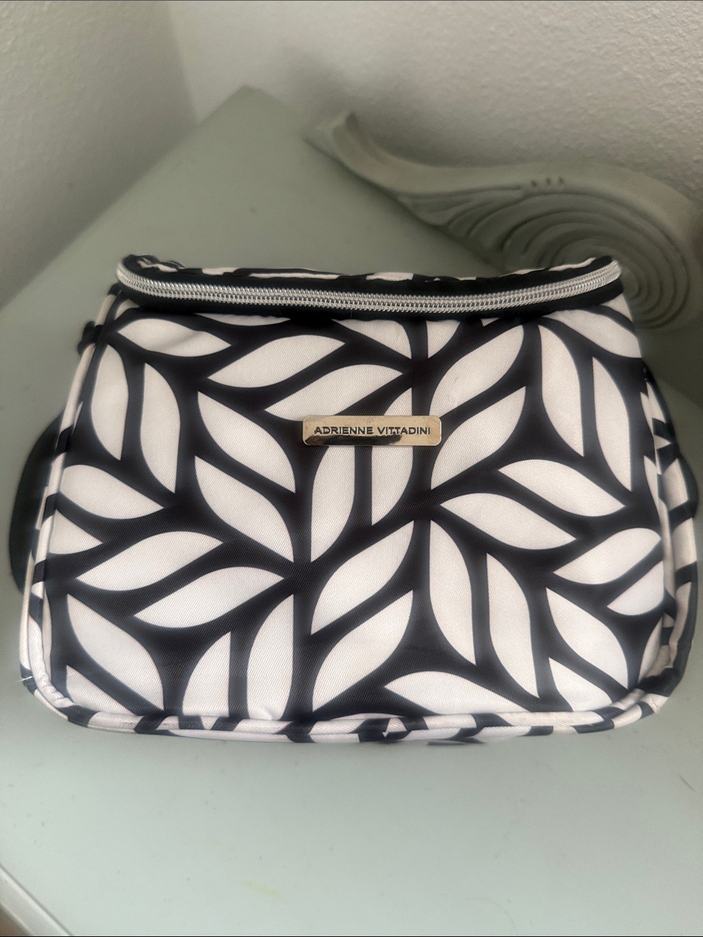 Adrienne Vittadini Black & White Leaf-Print Lunch bag